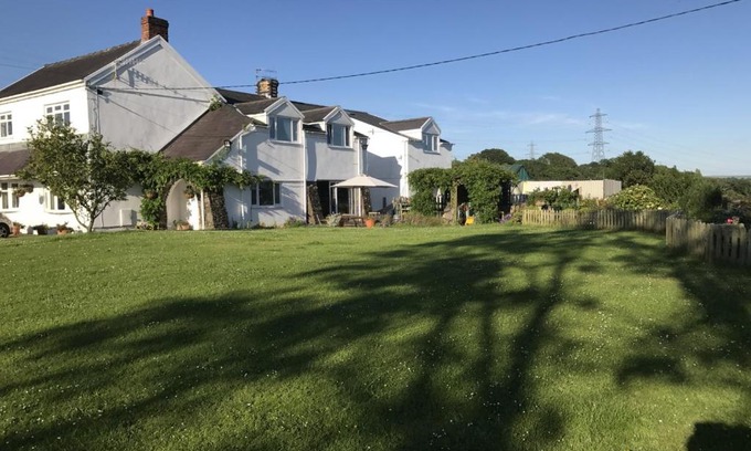 Pontlliw and Tircoed Bed & Breakfast | Brynawel Farm B&B