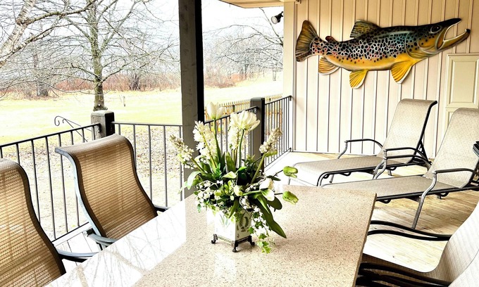 Cotter House | Buck Trout Lodge, River access, Bank fishing. Guest favorite in Cotter