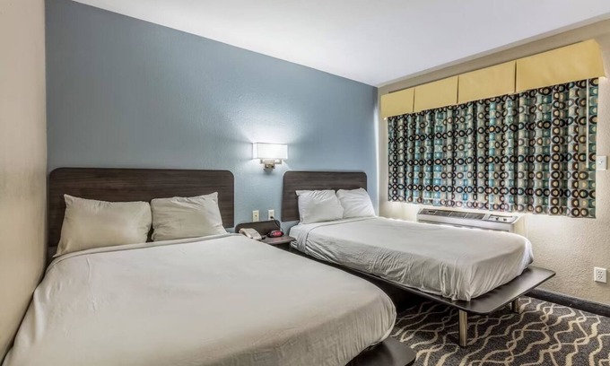 West Memphis Hotel | Budget-Friendly Base for Exploring | 2 Relaxing Rooms For Family Stay