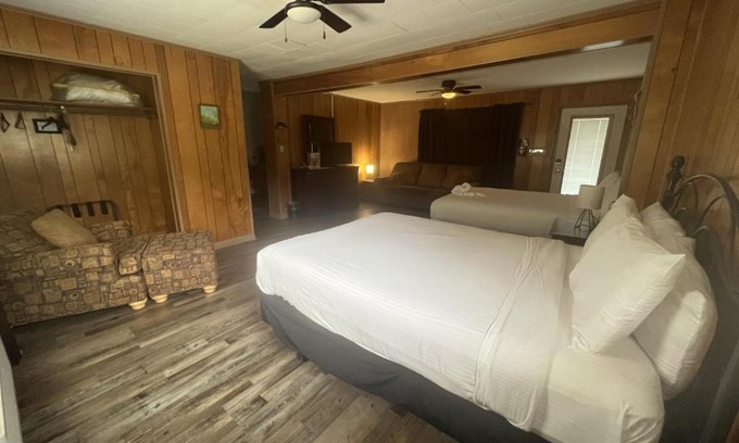 Mount Ida Hotel | Budget friendly queen studio with full kitchen, two queen beds and sleeper sofa Hotel Room