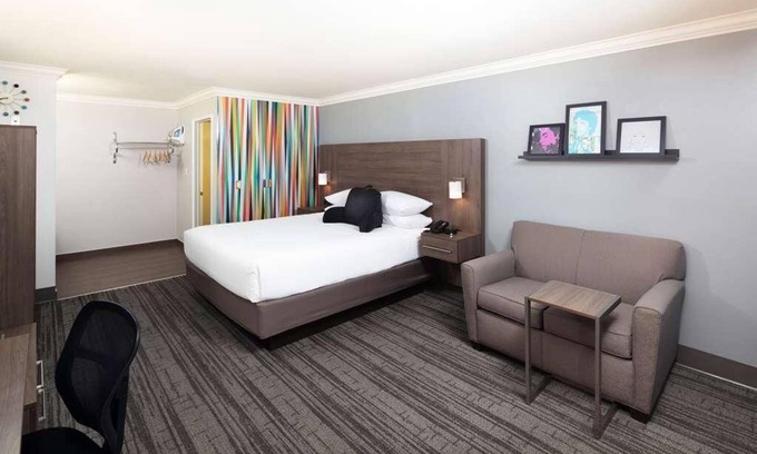 Temecula Hotel | Budget-Friendly Stay in Signature Temecula! Onsite Pool, Near Old Town Temecula