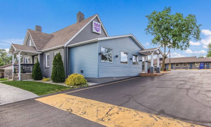 Salem Resort | Budget-Friendly Stay in Knights Inn & Suites Salem! Free Breakfast, Pets Allowed