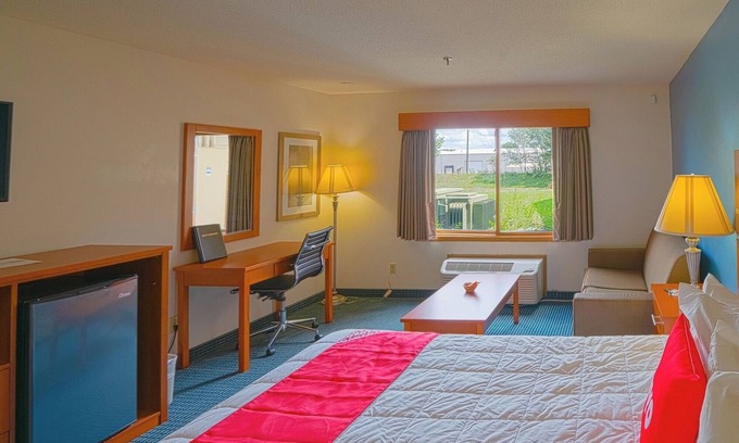 Redwood Falls Hotel | Budget Room Near Ramsey Park w/Pet-Friendly Amenities & Nearby Dining