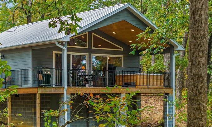 Fort Payne Cabin | Bud’s Place. Romantic getaway. Hot tub