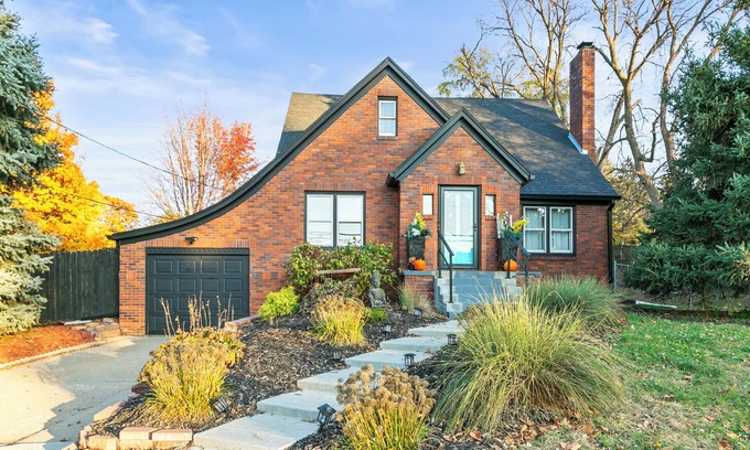 Benson Gardens House | Buffalo Hallow Manor: Large🏡. Game-room, Fire-pit, retreats and reunions & more