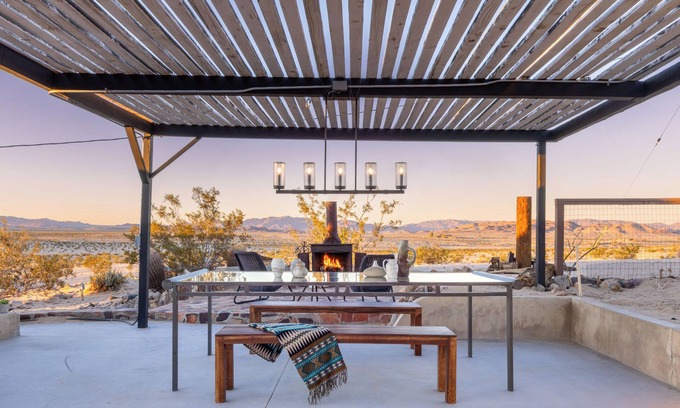 Wonder Valley Cabin | BullionMTN Sunsets Stars 10 Acres Hot Tub.