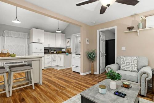 Peoria Heights House | Bumble Bee Cottage - Quiet comfort for 2