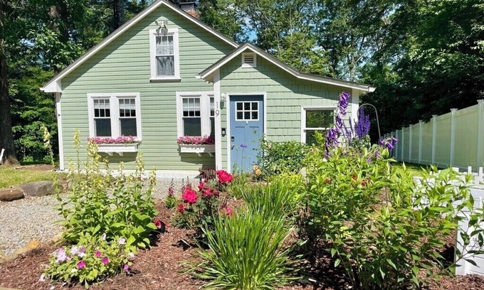 Brimfield House | Bungalow 19 by the lake in Brimfield