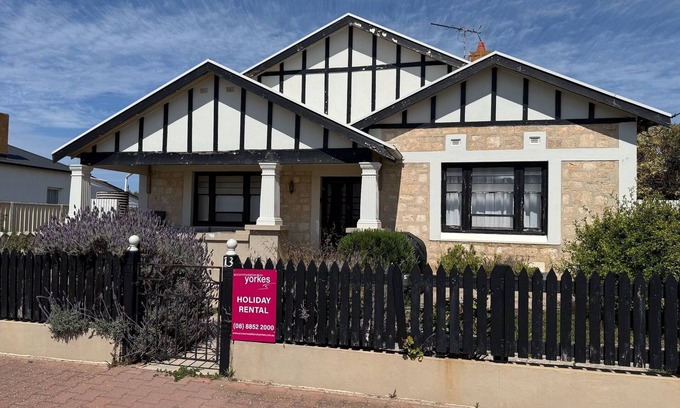 Dalrymple House | Bungalow at the Beach - Esplanade position! Excellent sea views!