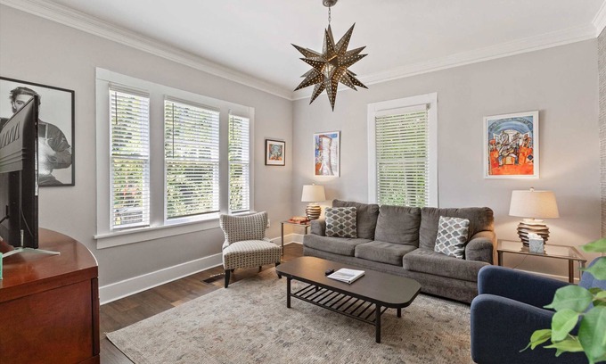 Midtown House | Bungalow ON Overton Square