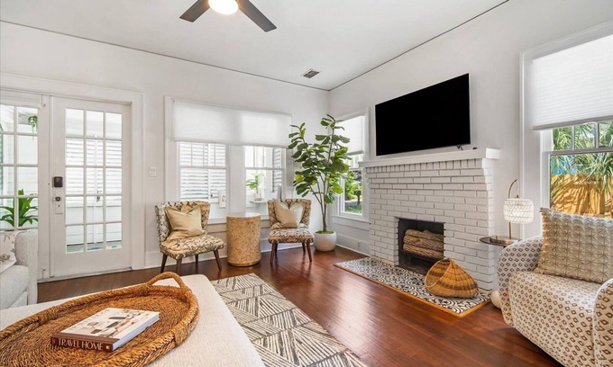 Bradenton House | Bungalow+Studio Duo, Near Beach, Ideal for Long Stays, Parking, WiFi, Yard