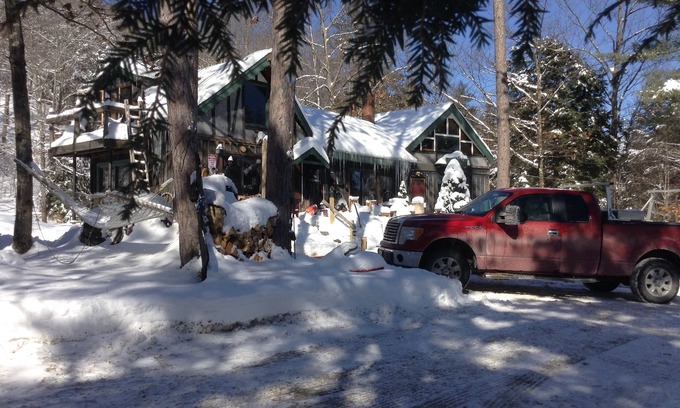 Hill Cabin | BUNK'D Cabin 1 mile from 30' Waterfall Profile Falls, tent in yard. Dogs ok