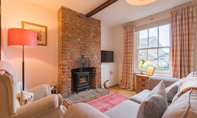 Hythe Cottage | Bunny Cottage by Bloom Stays - sleeps 4 guests in 2 bedrooms