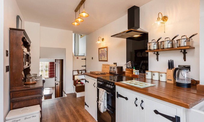 Scawton Cottage | Burn Cottage - Hot Tub - Dogs welcome