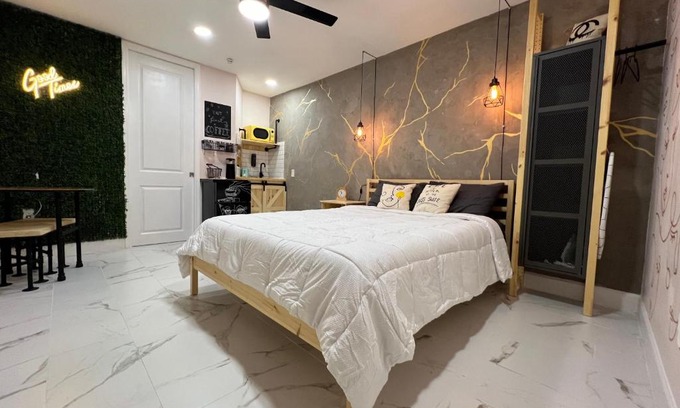 Sulphur Springs Apartment | Busch Gardens Bliss Suite-2