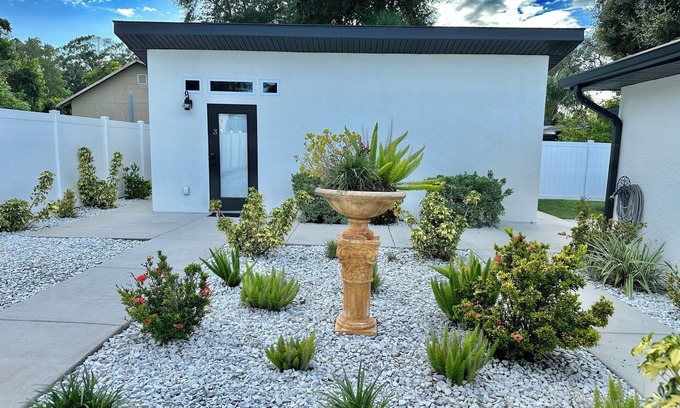 Bearss Plaza House | Busch gardens Bright Modern Tiny Home