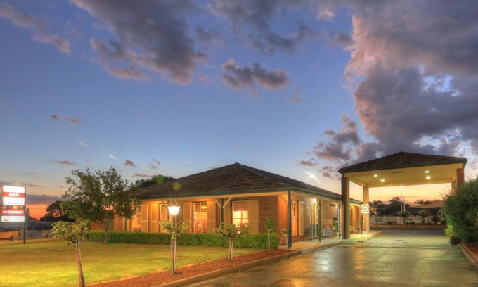 Parkes Hotel | Bushmans Motor Inn