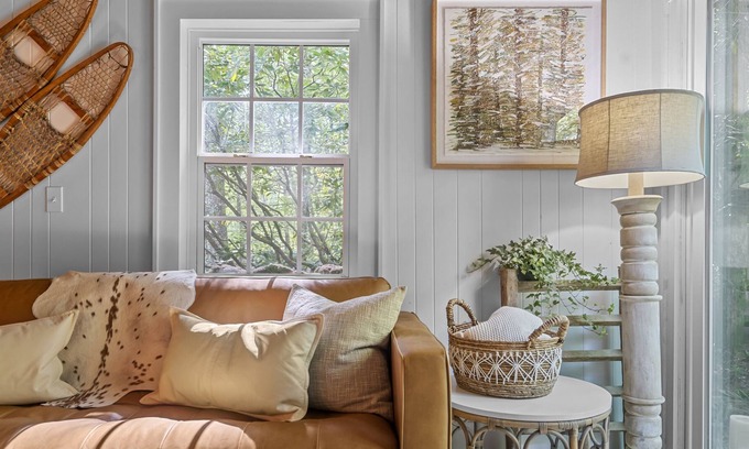 Mirror Lake Cottage | Button Cottage - cozy 2 bed 2 bath home in the heart of Mirror Lake!