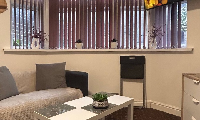Huddersfield Apartment | BV Charming Studio 9 Mins Drive From Town Centre