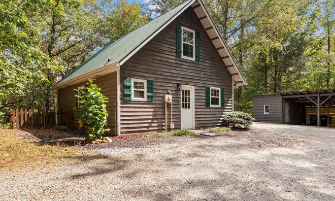Dahlonega House | By & By - 2 Bed/1 - Bath with Hot Tub/Dog-Friendly/Dog Pen!