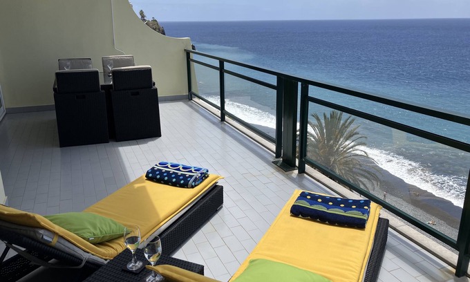 Sao Martinho Apartment | By the sea penthouse apartment with air conditioning & swimming pool