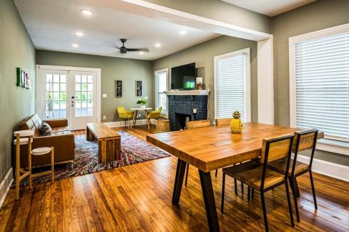 Greater Woodlawn House | C'est La Vie - make memories at our cozy bungalow