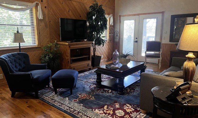 Mount Ida House | C18, Two bedroom, two bath log-sided loft Harbor North luxury loft cottage with hot tub cottage