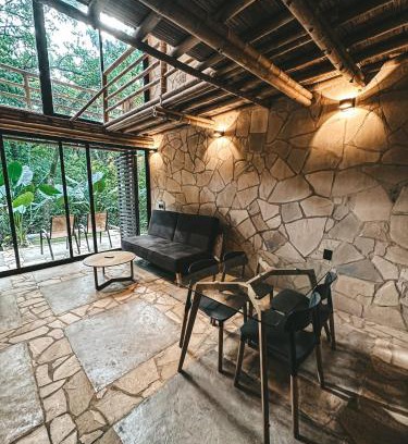 Palenque Other | Cabaña de piedra y bambú en la selva