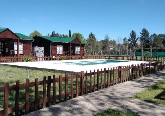 Francisco Alvarez Hotel | Cabaña, pileta, parque y parrilla