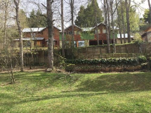 San Martin de los Andes House | Cabaña rodeada de bosque nativo para 12 c parrilla