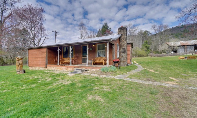 Tallassee Cabin | Cabin < 2 Mi to Great Smoky Mtns Nat’l Park!