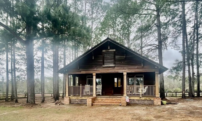 Hartsfield House | Cabin at Gin Creek Wedding Venue