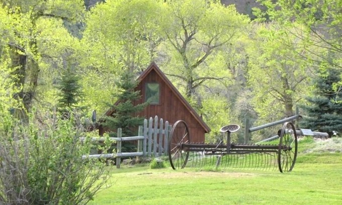 Gardiner Cabin | Cabin By The River~ 10 minutes from the north entrance to Yellowstone Park