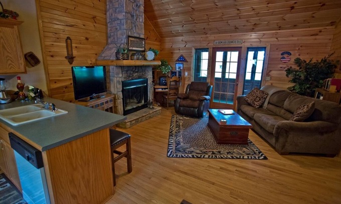 Notch Estates Cabin | Cabin Dreams- Charming. Romantic. Jetted tub. Screened porch. 10 min to SDC