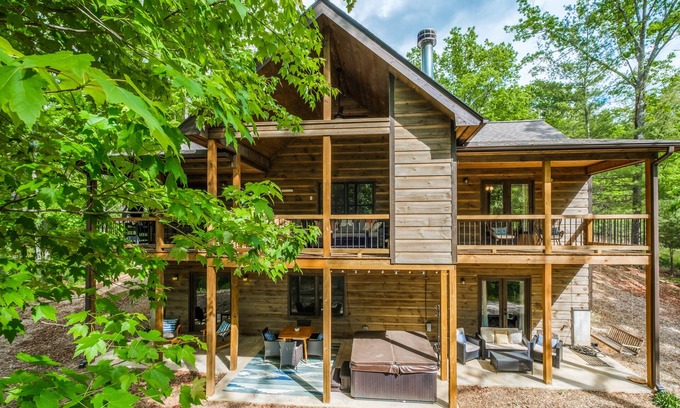 Mineral Bluff Cabin | Cabin Escape- 2 Fireplaces, S’mores, Waffle Bar, Spa, Ping Pong, Billiards, EV