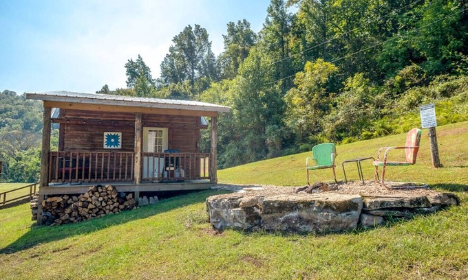 Newnata Cabin | Cabin-ette at the Creek ~ a Tiny Ozark Getaway