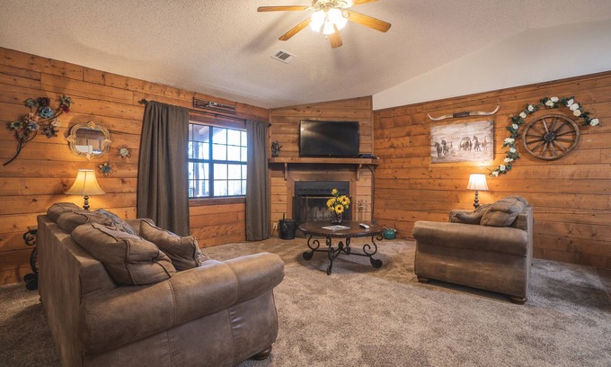 Royal Cabin | Cabin F at Safe Harbor Brady Mountain on Lake Ouachita!