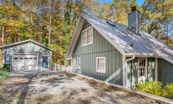Dahlonega Cabin | Cabin Fever - Game Room/3-King Beds/Dog - Friendly/Hot Tub!