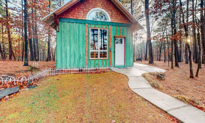 Eureka Springs Cabin | Cabin in the Ozarks with stunning views, private balcony, & washer/dryer