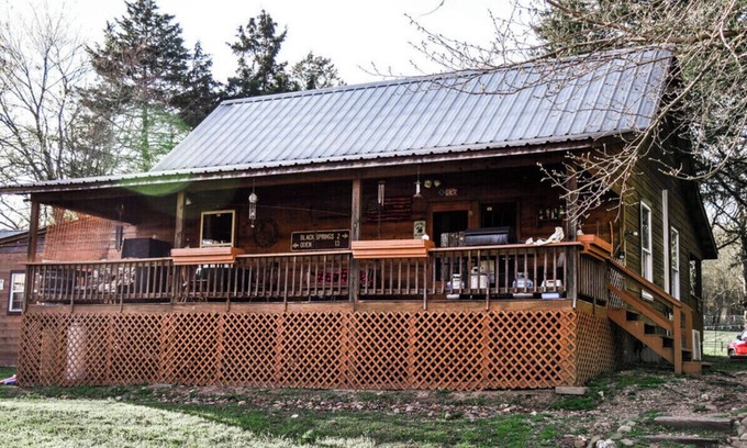 Norman Cabin | Cabin on Collier creek. Go swimming or soaking. Caddo Gap Arkansas