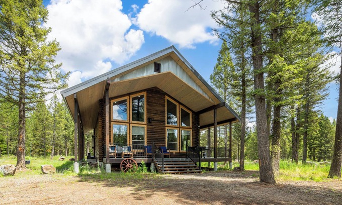 Island Park House | CABIN ON THE ROCKS, Big Property, Hot Tub, Yellowstone National Park, Fire pit.