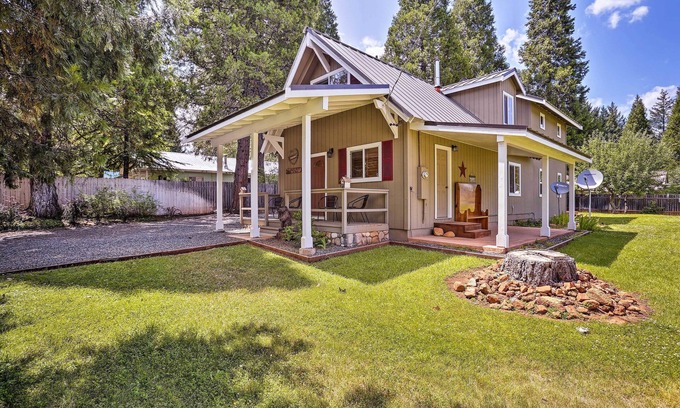 Trinity Center Cabin | Cabin w/Backyard Space - 1/2 Mi to Trinity Lake!