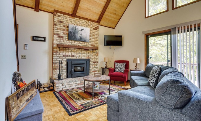 Howard Cabin | Cabin w/Deck ~ 3 Mi to Apple Valley Lake!