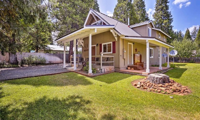 Trinity Center House | Cabin with Backyard Space - half Mi to Trinity Lake!