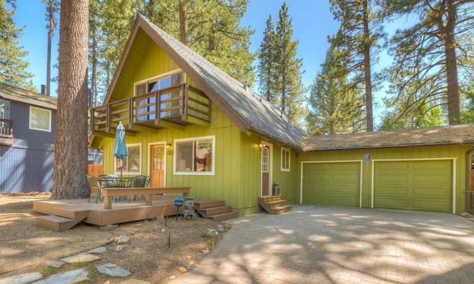Montgomery Estates House | Cabin with deck, fireplace, enclosed yard, & washer/dryer