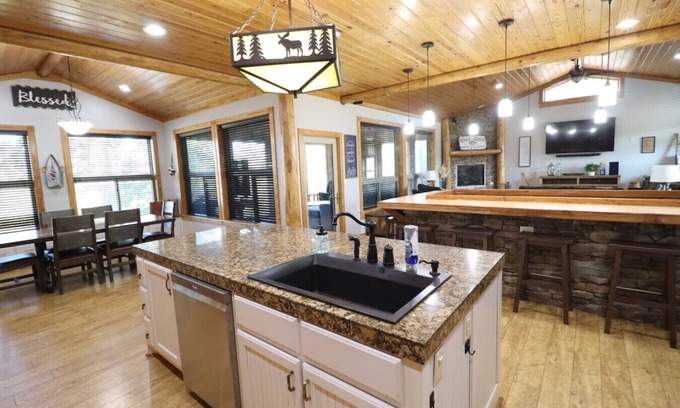 Amity House | Caddo Riverside Retreat