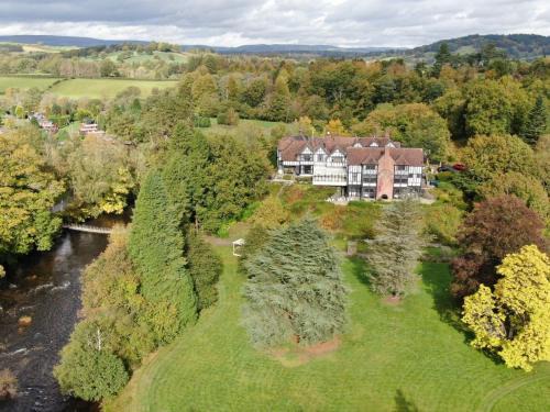 Builth Wells House | Caer Beris Manor By Group Retreats