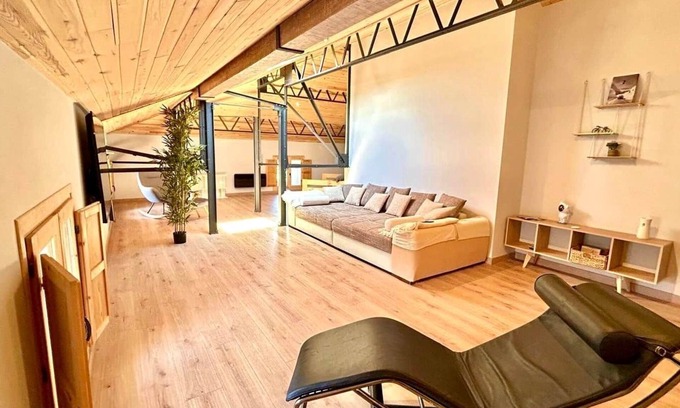 Err Apartment | CAL QuEROL - ATIC to ERr (max 13 pax)