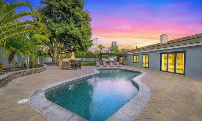 Fullerton House | CaliRica 6mi to disney/Heated Pool