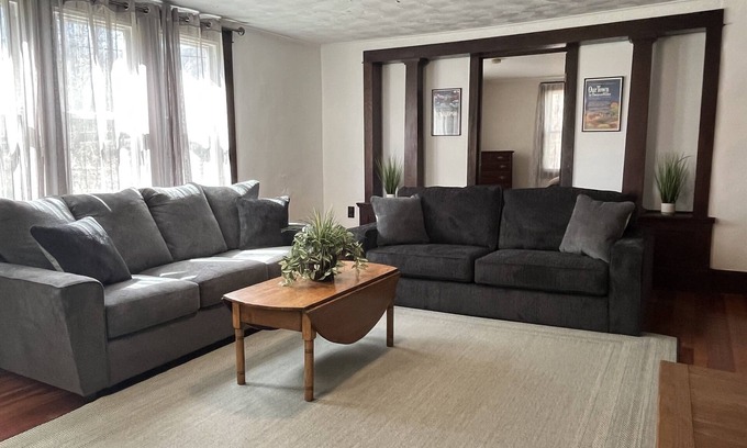Oneonta Apartment | Calla Lily #1 - Oneonta Apartment close to downtown - 1 of 2 units